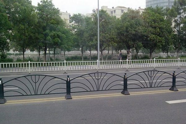 安装道路栏杆的优势以及质量细节